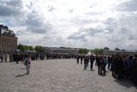 Следующее фото: Очередь в Версале