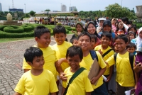 Следующее фото: Джакарта. Школьники в очереди в музей