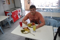 Следующее фото: Я ем местную Сингапурскую острую... оочень острую еду