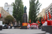 Следующее фото: Разрушенный вандалами и реставрируемый памятник Ленину